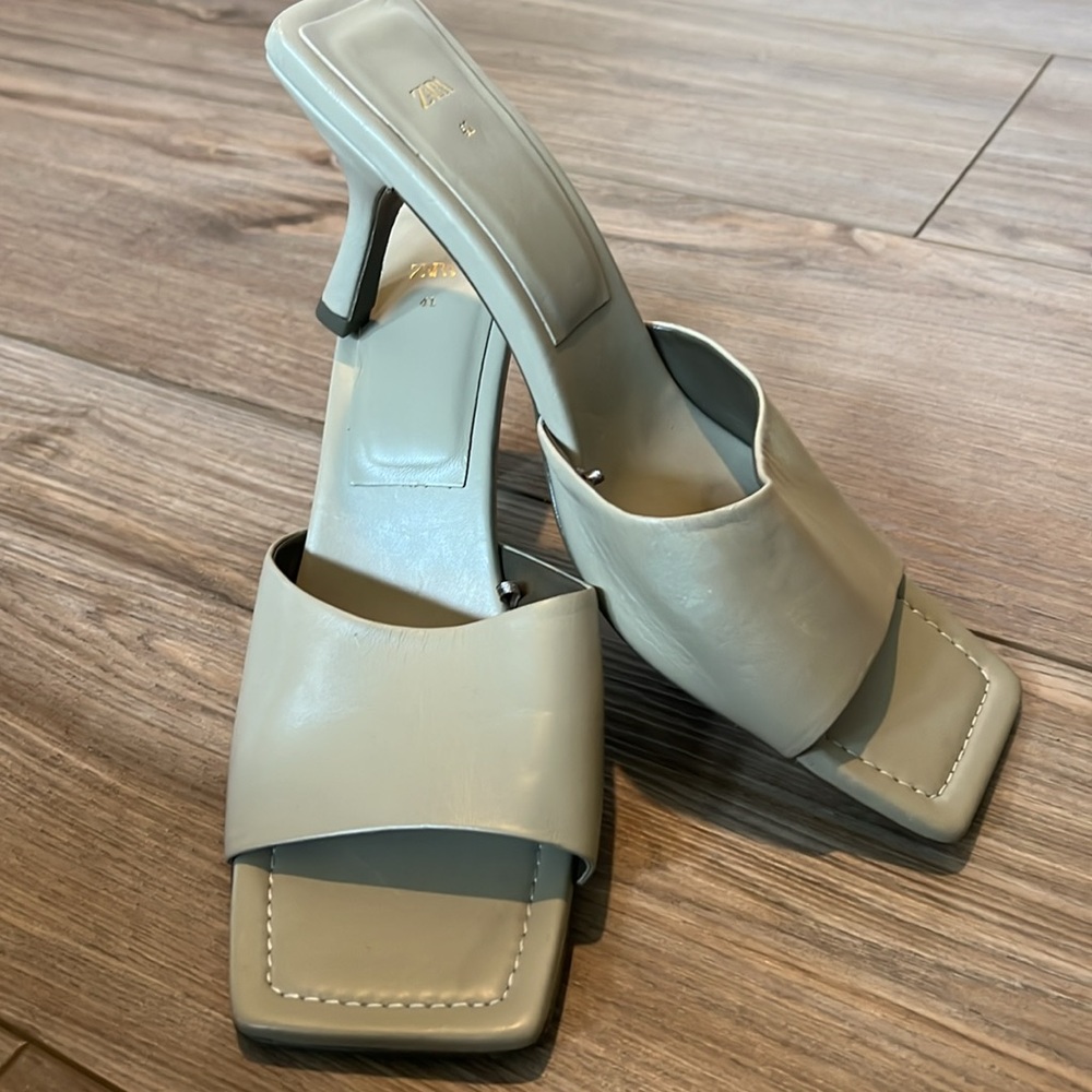 👠 ZARA Slip on Heels, color is like a taupe/light grayish.